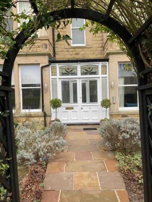 Garden Apartment, Central Harrogate With Parking ภายนอก รูปภาพ