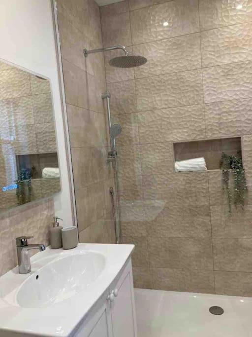 Garden Apartment, Central Harrogate With Parking ภายนอก รูปภาพ