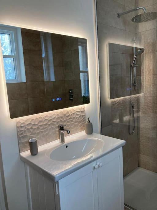 Garden Apartment, Central Harrogate With Parking ภายนอก รูปภาพ